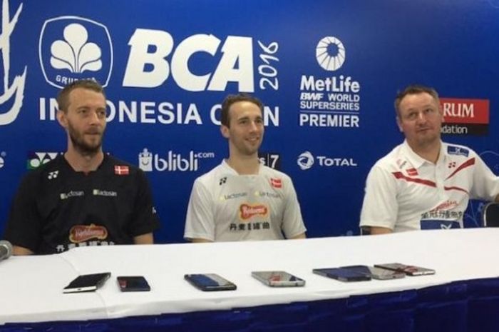 Pemain ganda putra Denmark, Mathias Boe (tengah)/Carsten Mogensen (kiri), berbicara kepada media dalam konferensi pers di Istora Gelora Bung Karno, Senayan, Jakarta, Senin (30/5/2016).