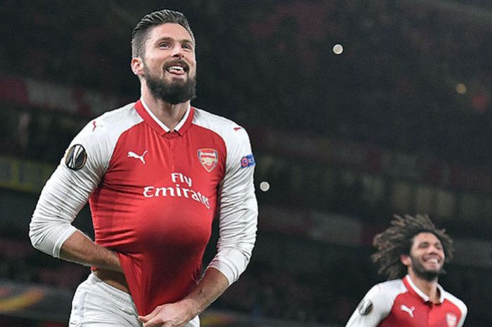  Gaya selebrasi striker Arsenal, Olivier Giroud, seusai mencetak gol ke gawang Bate Borisov lewat tendangan penalti dalam laga Grup H Liga Europa 2017-2018 di Stadion Emirates, London, pada 7 Desember 2017. 