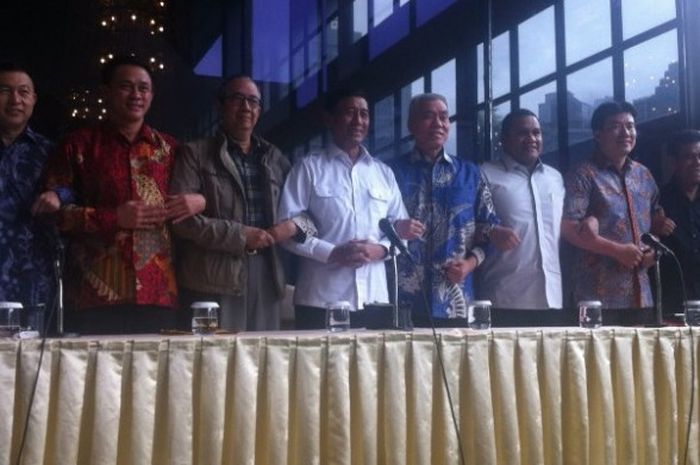 Ketua Umum PB PBSI, Wiranto (tengah), saat mengumumkan Kepengurusan baru periode 2016-2020 di Hotel Atlet Century Jakarta, Minggu (4/12/2016)