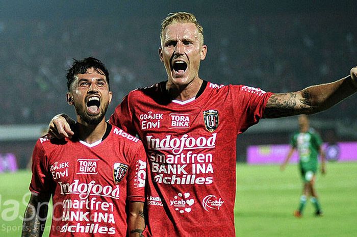 Nick Van der Velden (kanan) ikut merayakan gol yang dicetak rekannya Stefano Lilipaly (kiri) ke gawang PSMS di laga pembuka Liga 1 di Stadion Kapten I Wayan Dipta, Gianyar, Sabtu (24/3/2018).