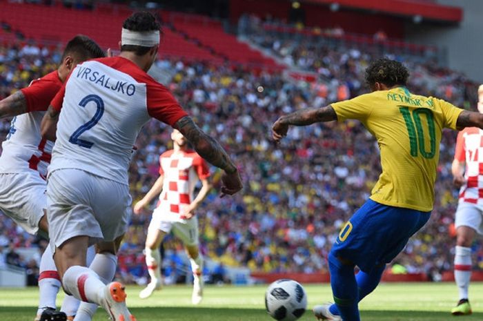 Penyerang Brasil, Neymar, melepaskan tendangan yang berujung gol dalam laga persahabatan kontra Kroasia di Stadion Anfield, Liverpool, Inggris pada 3 Juni 2018.