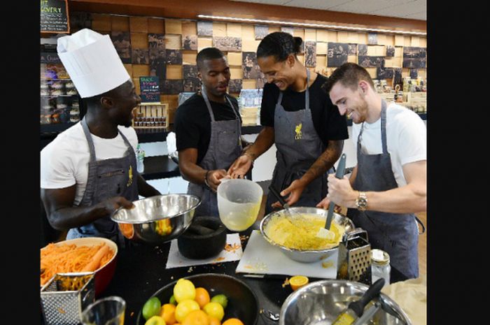 Para pemain Liverpool yang berada di tim yang kalah saat latihan bersama diharuskan memasak makanan untuk para pemain lain, Rabu (29/8/2018).