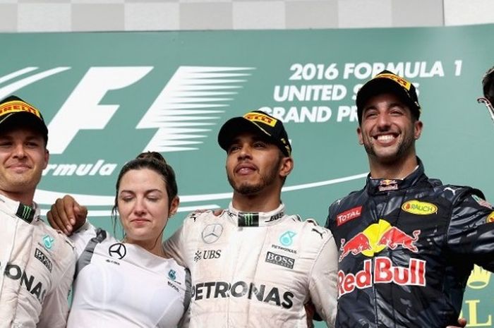 Nico Rosberg (Mercedes), Lewis Hamilton (Mercedes), dan Daniel Ricciardo (Red Bull Racing), dari kiri ke kanan, berpose di atas podium GP Amerika Serikat yang berlangsung di  Circuit of The Americas, Minggu (23/10/2016).