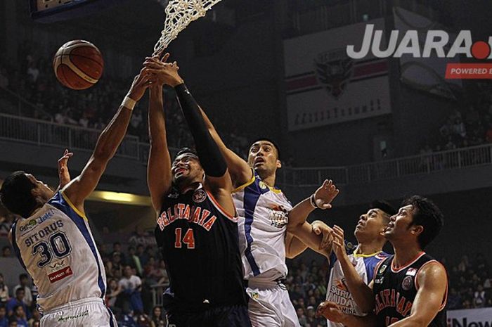  Dua pemain Satria Muda, Kevin Sitorus (kir) dan Christian Sitepu (kanan), menggagalkan lay-up center Pelita Jaya, Adhi Prasetyo Putra (tengah), dalam laga final IBL 2017 di Britama Arena, Kelapa Gading, Jakarta Utara, Minggu (7/5/2017). 