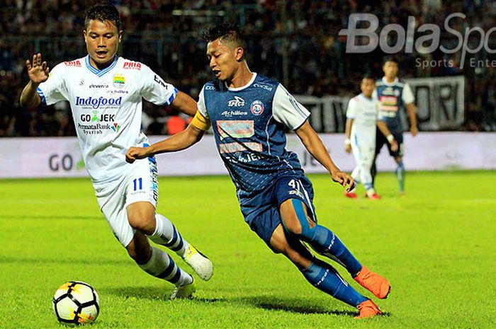  Gelandang Persib Bandung, Dedi Kusnandar (kiri), menghadang penyerang Arema FC, Dendi Santoso, saat kedua tim bentrok di pekan keempat Liga 1 2018 di Stadion Kanjuruhan Kabupaten Malang, Jawa Timur, Minggu (15/04/2018) malam. 