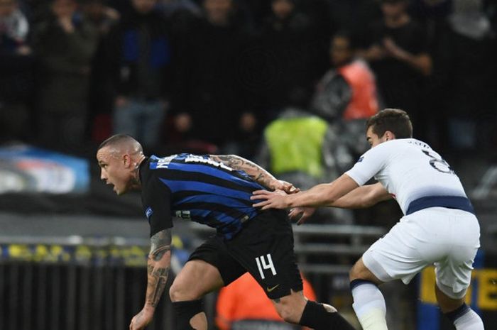 Gelandang Inter Milan, Radja Nainggolan, berduel dengan pemain Tottenham Hotspur, Harry Winks, dalam laga penyisihan Grup B Liga Champions, Kamis (29/11/2018) dini hari WIB di Stadion Wembley, London.