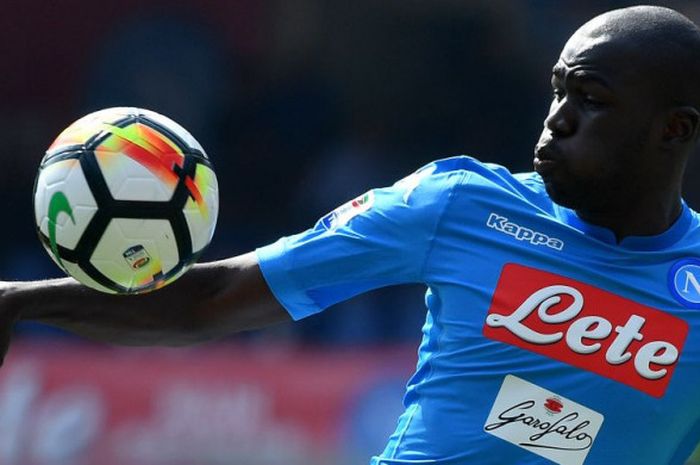  Bek Napoli, Kalidou Koulibaly, mencetak gol dalam laga Liga Italia antara Napoli dan Cagliari di Stadion San Paolo, Naples, 1 Oktober 2017. 