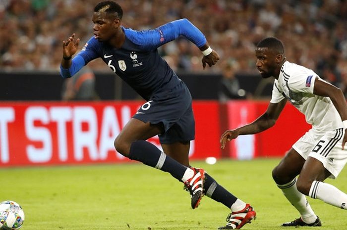 Gelandang Prancis, Paul Pogba (kiri), mendapat penjagaan dari bek Jerman, Antonio Ruediger, dalam laga UEFA Nations League di Stadion Allianz Arena, Muenchen, Jerman pada 6 September 2018.