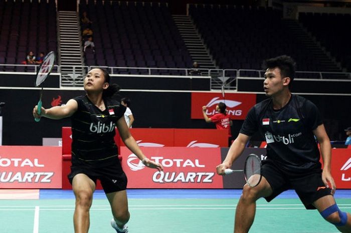 Pasangan ganda campuran Indonesia, Rinov Rivaldy/Phita Haningtyas Mentari, mengembalikan kok ke arah Ho Wai Lun/Yuen Sin Yin (Hongkong) pada babak kualifikasi Singapura Terbuka yang berlangsung di Singapore Indoor Stadium, Selasa (17/7/2018).