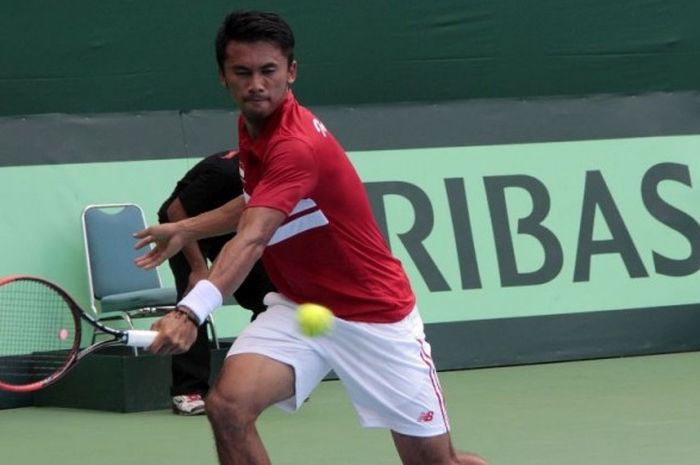 Petenis Indonesia Aditya Hari Sasongko dipaksa menyerah oleh Nguyen Hoang Thien di Piala Davis-Gonang1