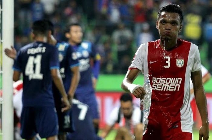 Penyerang PSM Makassar, Ferdinand Sinaga, saat membela timnya yang dijamu Arema Cronus pada laga TSC di Stadion Gajayana, Kota Malang, 14 Oktober 2016. 