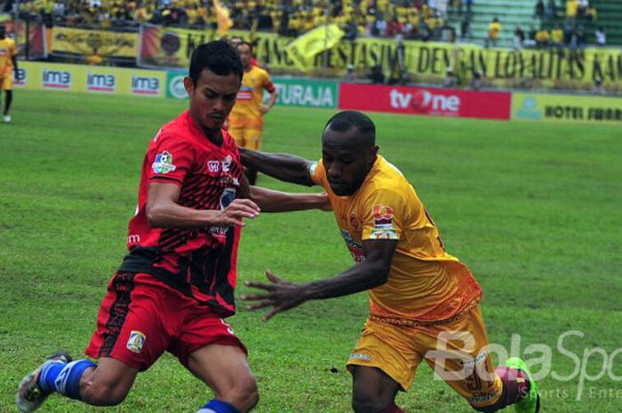 Anis Nabar (Sriwijaya FC) berusaha merebut bola dari pemain Persiba Balikpapan dalam partai Liga 1 di stadion Gelora Sriwijaya Jakabaring.
