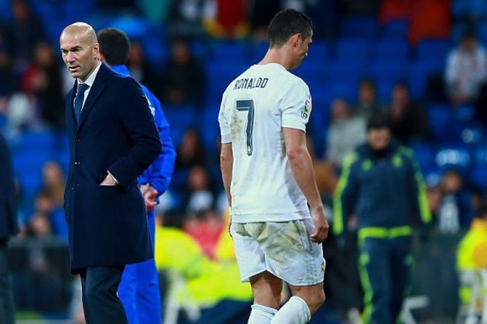 Bintang Real Madrid, Cristiano Ronaldo, meninggalkan lapangan dalam kondisi cedera usai menghadapi Villarreal, Rabu (20/4/2016)