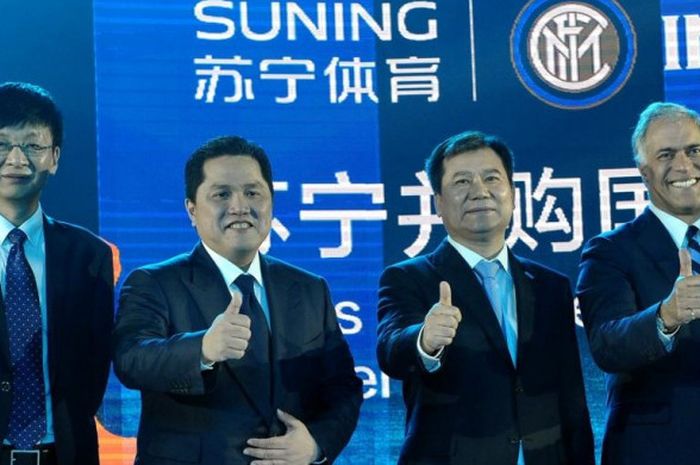 Erick Thohir (kedua dari kiri) dan Zhang Jindong (kedua dari kanan) dalam jumpa pers akuisisi Inter Milan oleh Suning Group di Nanjing, China, 6 Juni 2016.