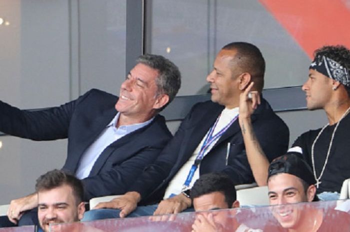 Neymar dan sang ayah diajak swafoto di tribune Parc des Princes pada laga PSG vs Amiens, Sabtu (5/8/2017). 