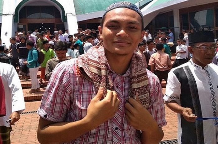 Kapten Timnas U-19 Indonesia, Rachmat Irianto usai Sholat Jumat di Masjid  Al- Amin Jember.