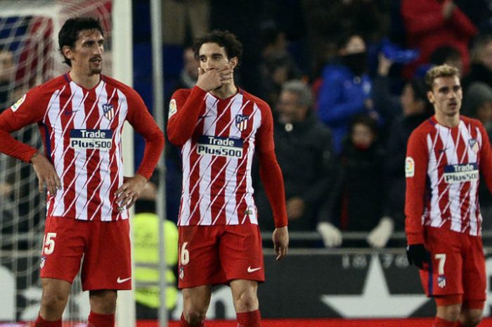 Ekspresi kekecewaan para pemain Atletico seusaikalah 0-1 dari Espanyol, Jumat (22/12/2017)