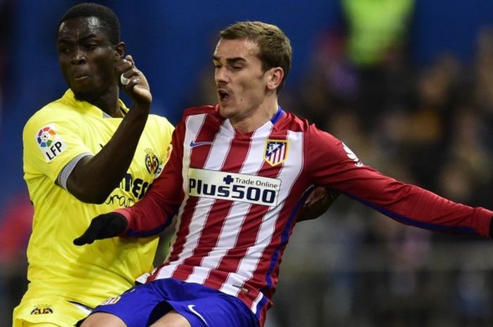 Penyerang Atletico Madrid, Antoine Griezmann berusaha melewati hadangan pemain bertahan Villarreal, Eric Bailly, di Stadion Vicente Calderon, Minggu (21/2/2016). 