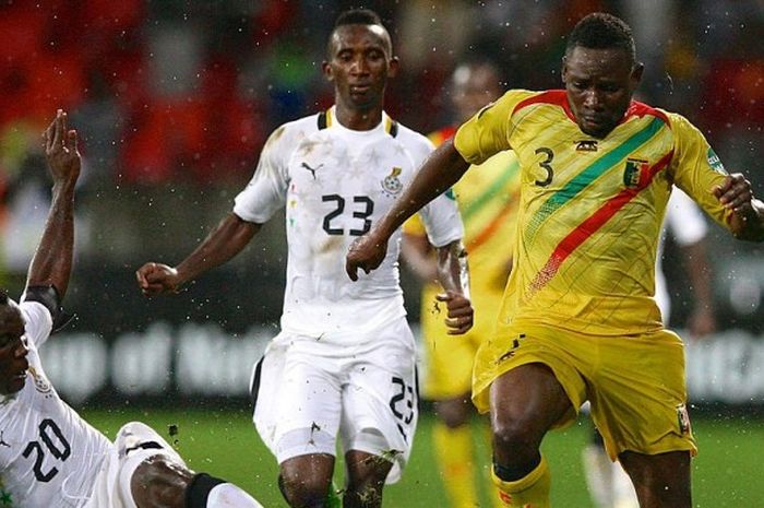 Kwadwo Asamoah (Ghana), Harrison Afful (Ghana), dan Adama Tamboura (Mali)/kostum kuning) dalam pertandingan play-off Piala Afrika 2013 di Port Elizabeth, Afrika Selatan. 