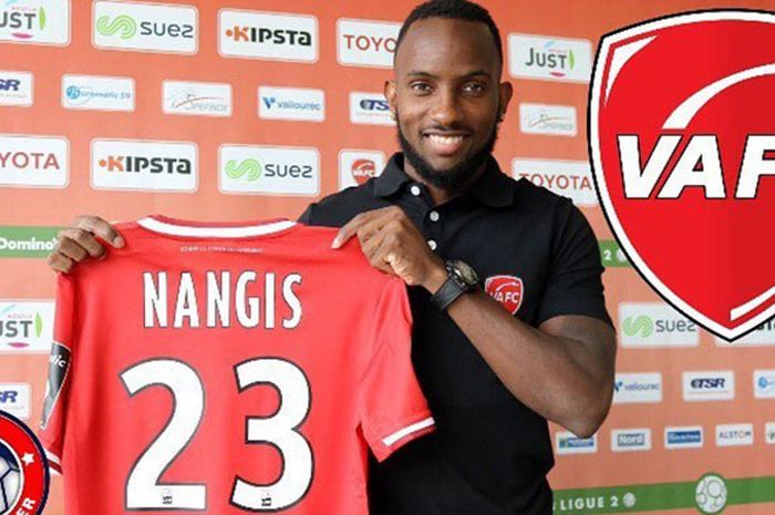 Pesepak bola asal Prancis, Lenny Nangis saat memamerkan seragam Valenciennes FC.