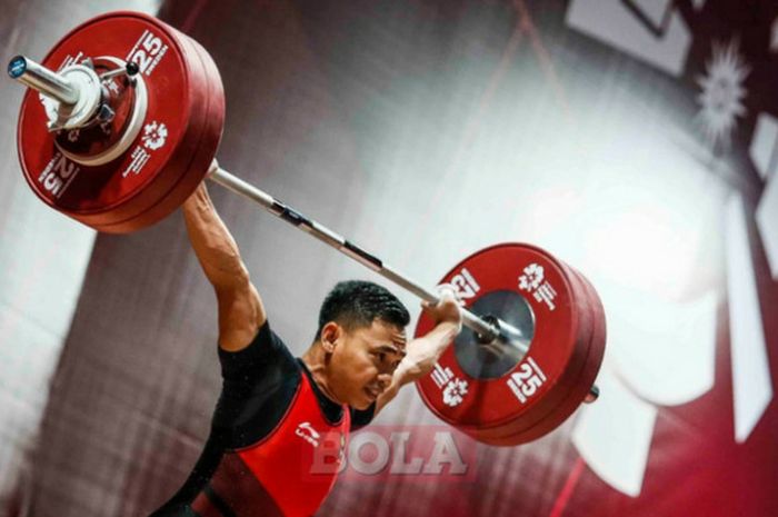 Aksi lifter Indonesia, Eko Yuli Irawan, saat bertanding pada cabor Angkat Besi nomor 62 kilogram put