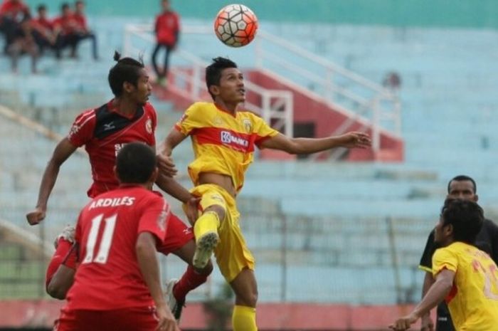 Duel udara penyerang Bhayangkara FC, Rudi Widodo, dengan bek Semen Padang, Novrianto, dalam laga pekan ke-32 Kejuaraan Sepak Bola Torabika (TSC) 2016 di Stadion Gelora Delta, Sidoarjo, Selasa (6/12/2016).
