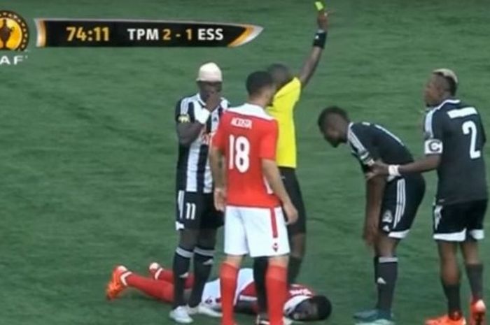 Pemain TP Mozambe, Kabaso Chongo, hanya mendapat kartu kuning setelah melakukan pelanggaran brutal kepada bek Etoile du Sahel, Drame Michailou, dalam pertandingan Piala Super Afrika pada Sabtu (20/2/2016).