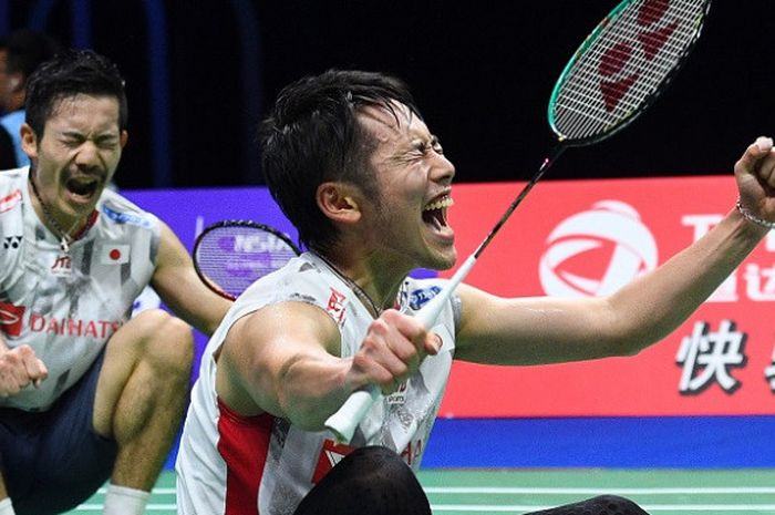   Pasangan ganda putra Jepang, Takeshi Kamura/Keigo Sonoda, bereaksi setelah menang atas Marcus Fernaldi Gideon/Kevin Sanjaya (Indonesia) pada babak perempat final Kejuaraan Dunia 2018 yang berlangsung di Nanjing Youth Olympic Sports Center, Jumat (3/8/2018).  