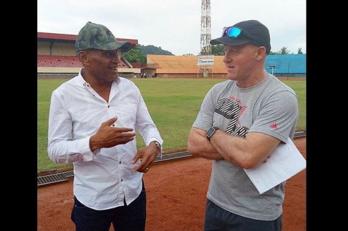 Ketua Umum Persipura Jayapura, Benhur Tomi Mano (kiri), berdiskusi dengan pelatih anyar tim, Peter Butler (kanan), di Stadion Mandala, Jayapura, Kamis (1/2/2018).