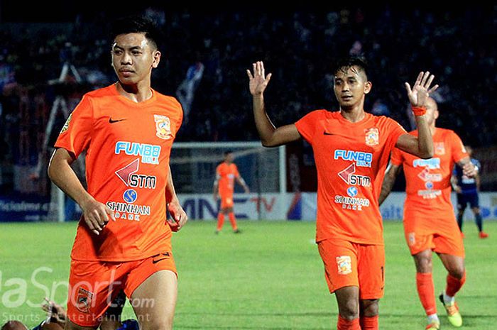 Gelandang muda Borneo FC, Wahyudi Setiawan Hamisi (kiri), saat tampil melawan Arema FC pada laga kedua penyisihan Grup A Piala Gubernur Kaltim 2018 di Stadion Batakan, Balikpapan, Minggu (25/2/2018) malam.