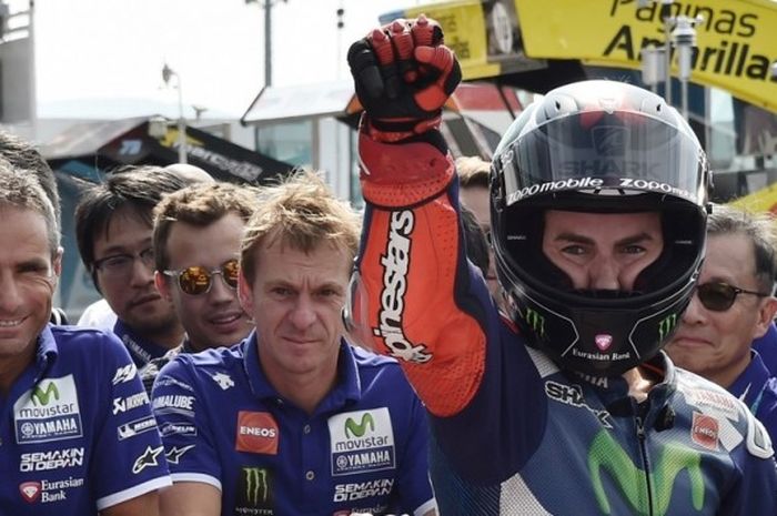 Pebalap Movistar Yamaha asal Spanyol, Jorge Lorenzo, merayakan raihan pole position GP San Marino setelah menjadi yang tercepat pada sesi kualifikasi di Sirkuit Misano, Sabtu (10/9/2016).