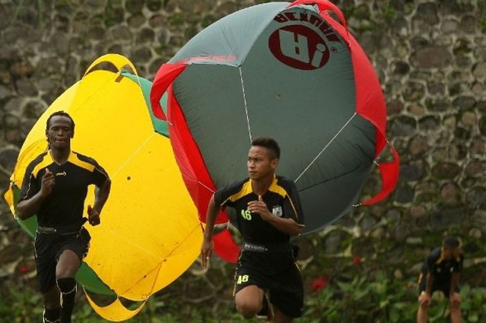 Pemain Persipura, Osvaldo Haay dan Mamadou El-Hadji menjalani pemusatan latihan di Kota Batu, Malang.