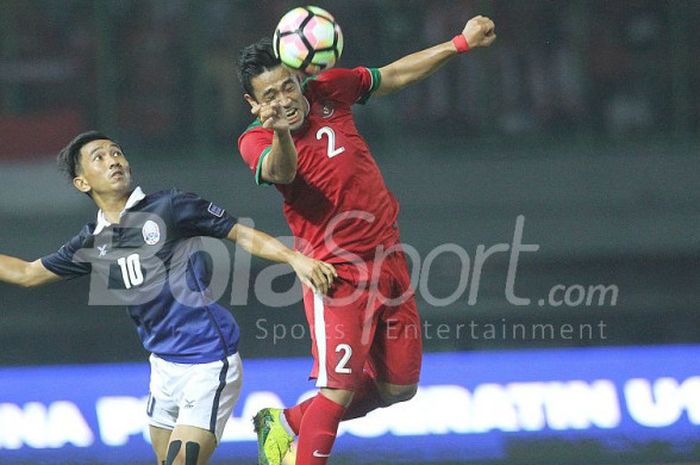 Bek Timnas Indonesia, Beny Wahyudi, menyundul bola pada partai kontra Kamboja di Stadion Patriot Candrabhaga, Bekasi, Rabu (4/10/2017).