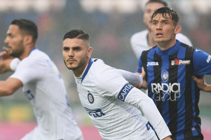 Penyerang Inter Milan, Mauro Icardi, mencetak gol ke gawang Atalanta pada laga lanjutan Liga Italia di Stadion Atleti Azzurri d'Italia, Minggu (11/11/2018). 
