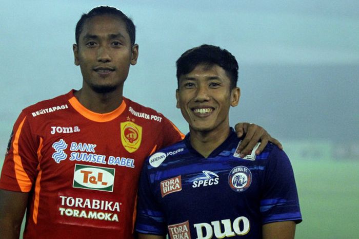 Duo pemain asal Malang yang berkiprah di Liga 1 musim 2017, kiper Sandy Firmansyah (kiri) bersama Sriwijaya FC, dan gelandang Arema FC, Ahmad Bustomi. 
