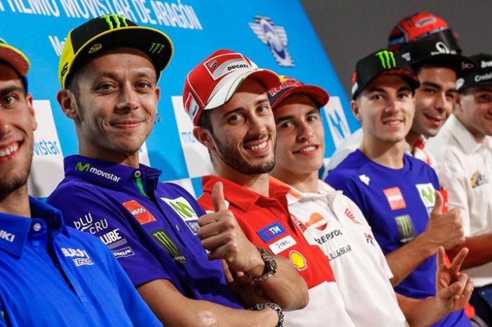 Dari kiri ke kanan, Alex Rins, Valentino Rossi, Andrea Dovizioso, Marc Marquez, Maverick Vinales, Danilo Petrucci, dan Xavies Simeon, berpose pada jumpa pers jelang GP Aragon di Sirkuit Motorland, Kamis (21/9/2017).