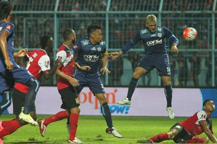 Striker Arema Cronus, Cristian Gonzales (kanan atas), menanduk bola yang menjadi salah satu penyebab lahirnya gol pertama Arema atas Persiba Balikpapan yang dicetak Hamka Hamzah pada menit ke-10 dalam laga Kejuaraan Sepak Bola Torabika 2016 di Stadion Kanjuruhan, Kab Malang, Minggu (1/5/2015).   