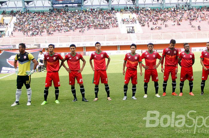 Tim Persibat Batang menjelang melawan tuan rumah PSS Sleman dalam laga pekan ke-11 Liga 2 Grup 3 di Stadion Maguwoharjo, Sleman, pada 8 Agustus 2017.