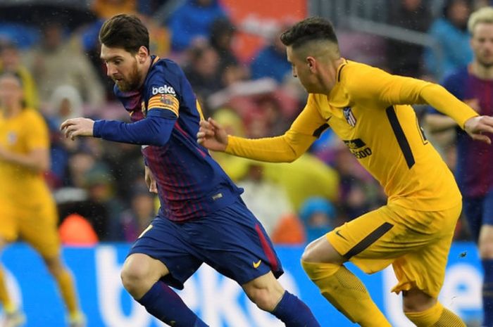Megabintang FC Barcelona, Lionel Messi (kiri), berduel dengan bek Atletico Madrid, Jose Gimenez, dalam laga Liga Spanyol di Stadion Camp Nou, Barcelona, pada 4 Maret 2018.