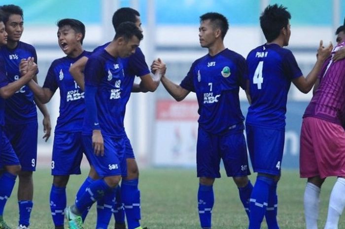 Tim Jawa Barat meluapkan kegembiraannya lolos ke final cabang sepak bola PON 2016. Gian Zola dan kawan-kawan meraih tiket final setelah mengalahkan Papua dengan skor 3-1. 