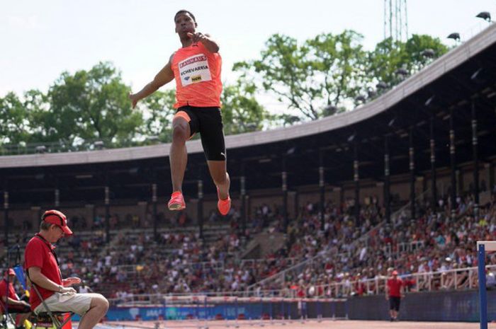 Juan Miguel Echevarria berhasil melakukan lompatan 8,83 meter.