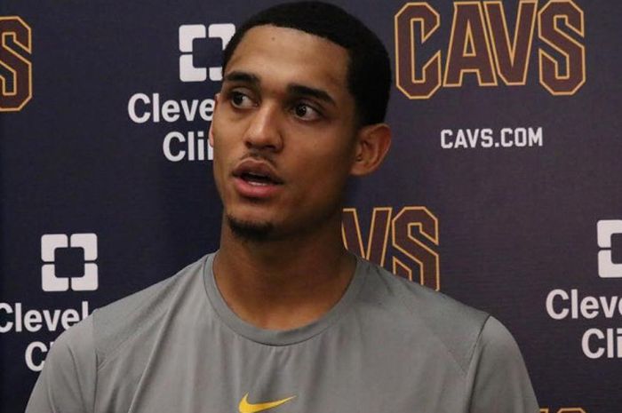 Jordan Clarkson saat menjalani sesi wawancara bersama tim media Cleveland Cavaliers pada musim kompetisi 2017/18.