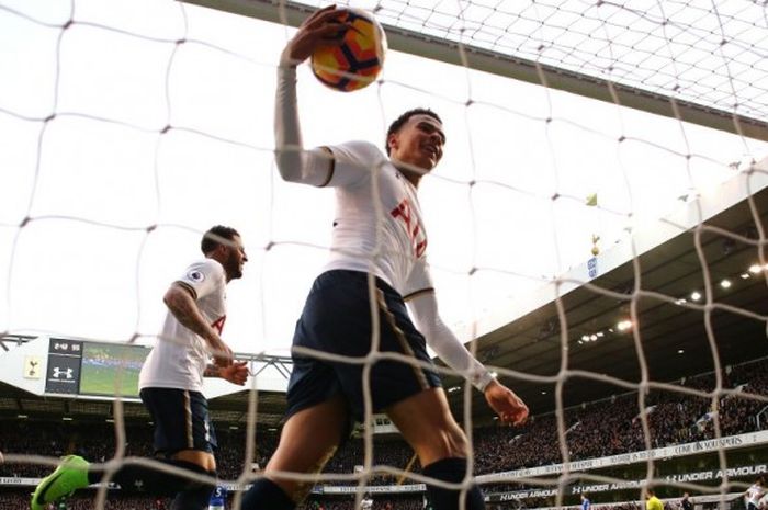 Gelandang Tottenham Hotspur, Dele Alli, merayakan gol yang dia cetak ke gawang Everton dalam laga Premier League di Stadion White Hart Lane, London, Inggris, pada 5 Maret 2017.