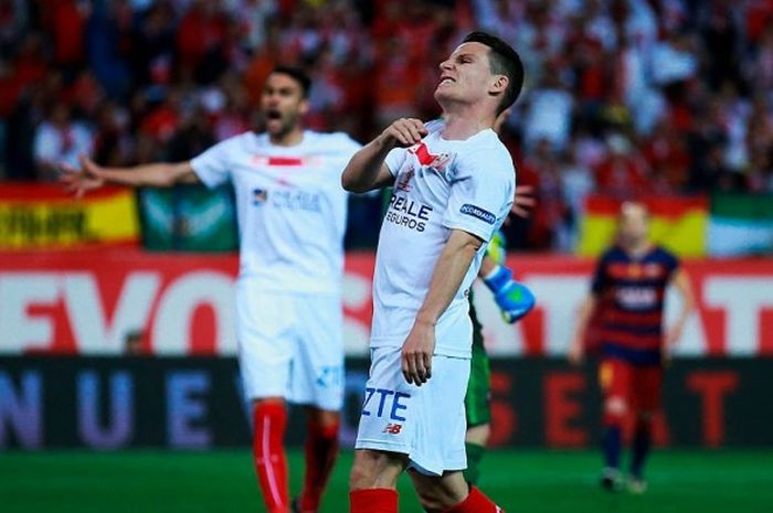 Reaksi Kevin Gameiro setelah gagal mencetak gol kegawang Barcelona dalam laga final Copa del Rey antara Barcelona dan Sevilla FC di Vecente Calderon Stadium, 22 Mei 2016. 