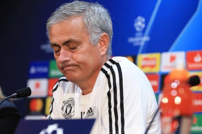 Ekspresi Jose Mourinho dalam jumpa pers partai Liga Champions Manchester United vs Valencia di Stadion Old Trafford, Manchester, 1 Oktober 2018.