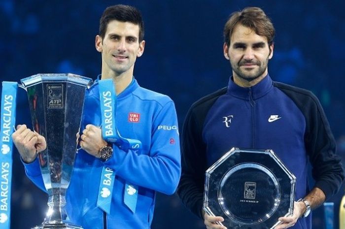  Petenis Serbia, Novak Djokovic (kiri) berpose dengan petenis Swiss, Roger Federer (kanan) pada ATP World Tour Finals 2015 di O2 Arena, London, Inggris, Minggu (22/11/2015). 
