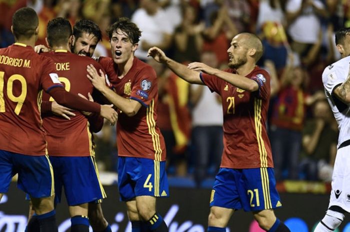 Gelandang Spanyol, Isco (ketiga dari kiri), merayakan gol yang dia cetak ke gawang Albania dalam laga Grup G Kualifikasi Piala Dunia 2018 zona Eropa di Stadion Jose Rico Perez, Alicante, pada 6 Oktober 2017.
