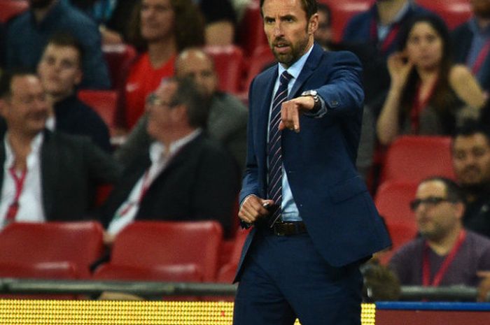 Sementara pelatih Gareth Southgate memberikan instruksi, terlihat banyak bangku kosong ketika Inggris menjamu Slovakia di Stadion Wembley, Senin (4/9/2017).