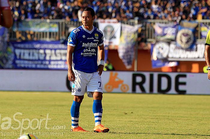 Gelandang Persib Bandung, Atep, saat tampil melawan Madura United pada pekan ketujuh Liga 1 2018 di 