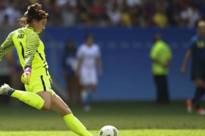 Kiper tim perempuan AS, Hope Solo, menendang bola dalam pertandingan perempat final Olimpiade Rio 2016 melawan Swedia di Estadio Nacional Brasilia, Brasil, Jumat (12/8/2016) waktu setempat. 